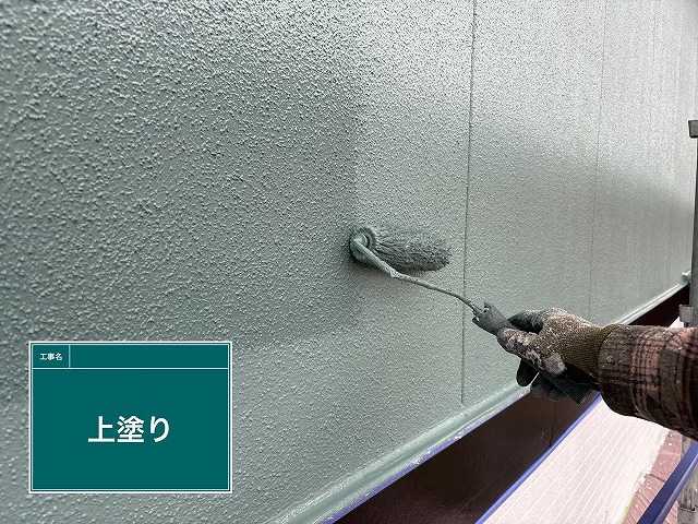 外壁の上塗り施工中